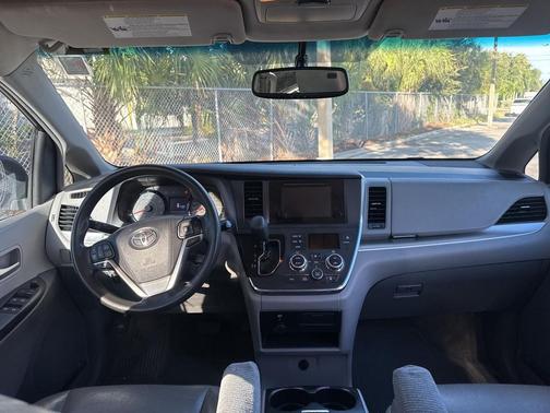 2017 Toyota Sienna LE