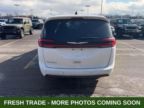 2024 Chrysler Pacifica Touring-L