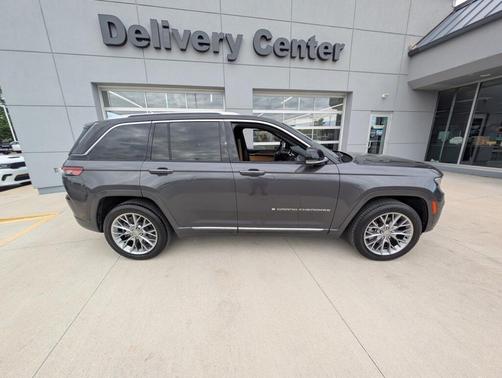 2022 Jeep Grand Cherokee Summit