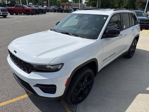 Bright White Clearcoat 2023 Jeep Grand Cherokee Altitude