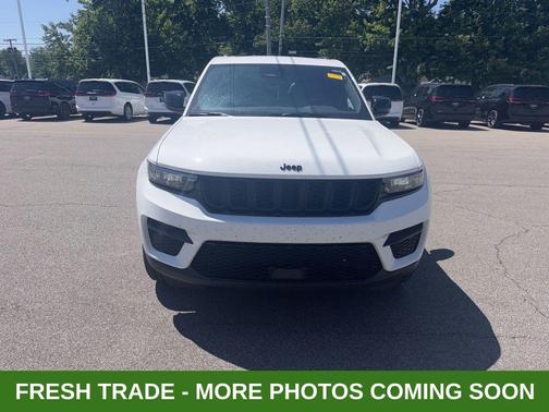 Bright White Clearcoat 2023 Jeep Grand Cherokee Altitude
