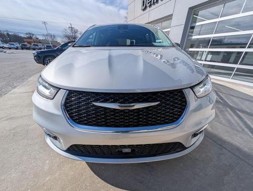 2024 Chrysler Pacifica Touring-L