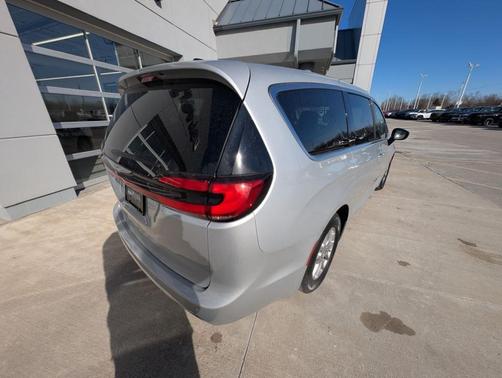 2024 Chrysler Pacifica Touring-L
