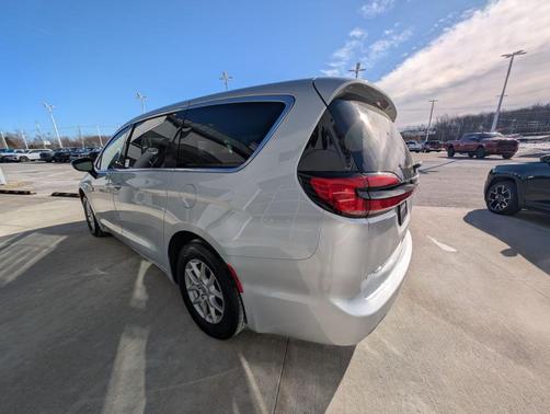 2024 Chrysler Pacifica Touring-L