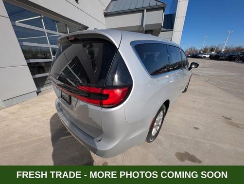 2024 Chrysler Pacifica Touring-L