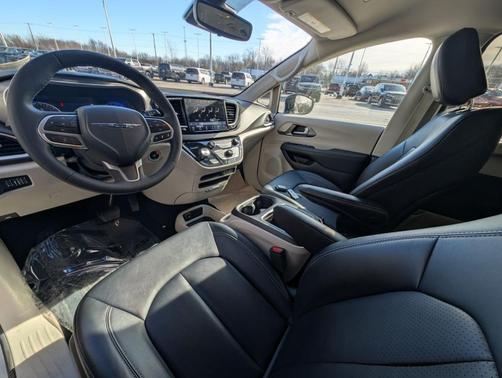 2024 Chrysler Pacifica Touring-L