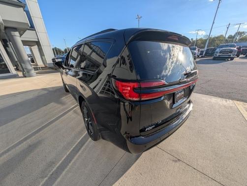 2026 Chrysler Pacifica Select AWD