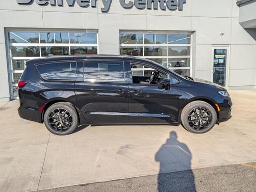 2026 Chrysler Pacifica Select AWD