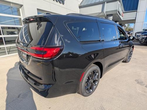 2026 Chrysler Pacifica Select AWD
