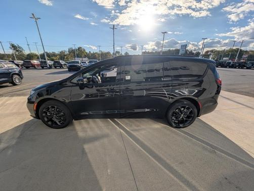 2026 Chrysler Pacifica Select AWD