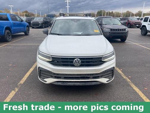 2024 Volkswagen Tiguan 2.0T SE R-Line Black