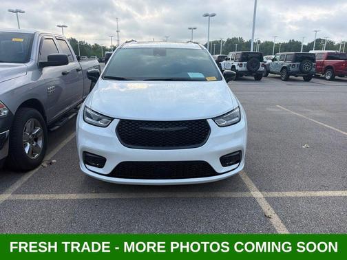 Bright White Clearcoat 2026 Chrysler Pacifica Limited