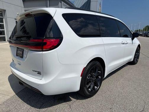 Bright White Clearcoat 2026 Chrysler Pacifica Limited
