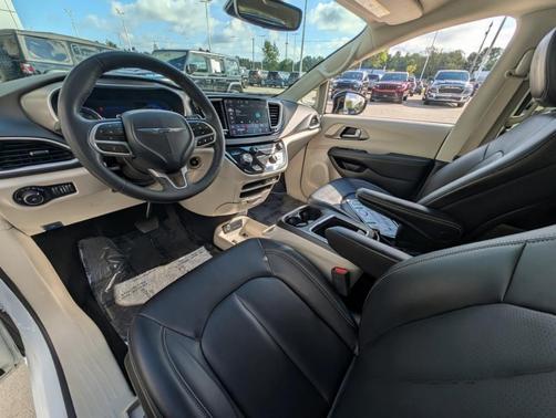 2024 Chrysler Pacifica Touring-L