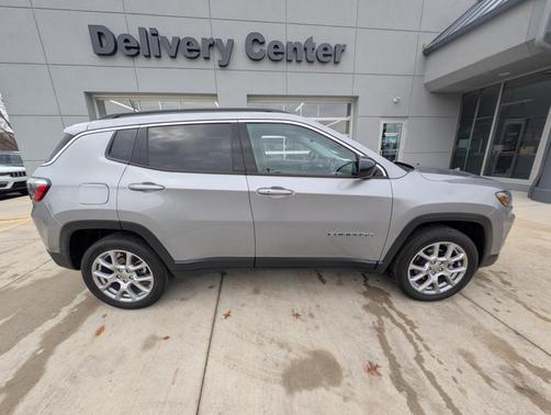 2022 Jeep Compass Latitude Lux