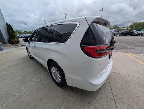 2025 Chrysler Pacifica Select
