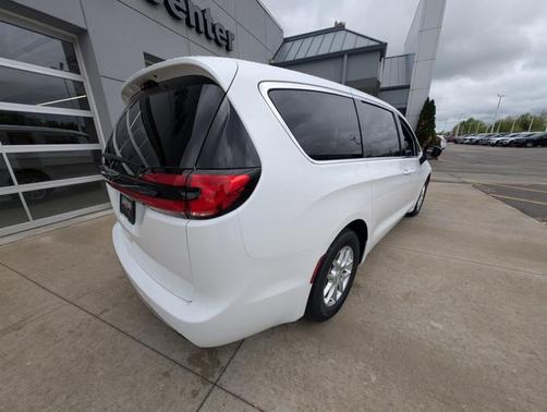 2025 Chrysler Pacifica Select