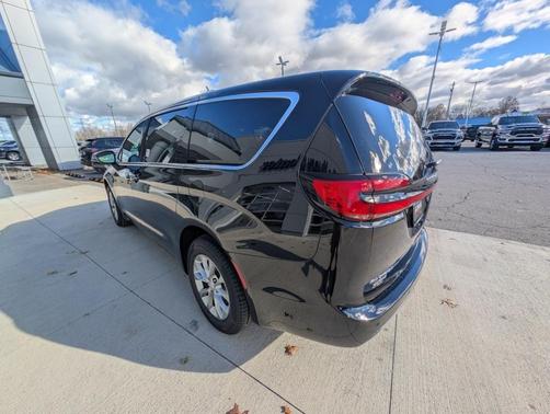 2026 Chrysler Pacifica Select AWD