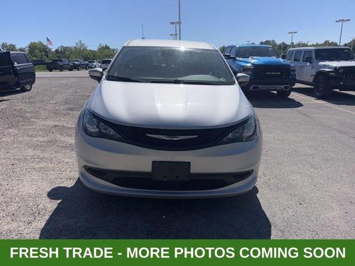 Silver Mist Clearcoat 2023 Chrysler Voyager LX