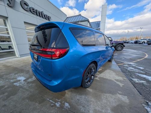 2026 Chrysler Pacifica Select AWD