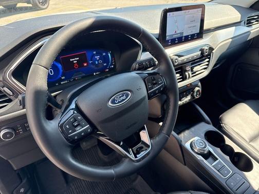 2022 Ford Escape Titanium Hybrid