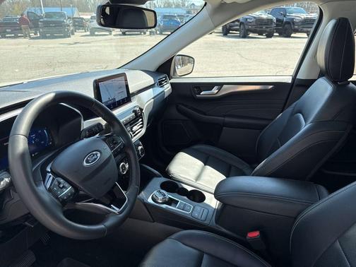 White Metallic 2022 Ford Escape Titanium Hybrid
