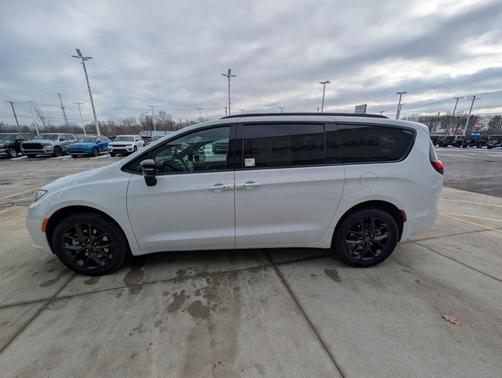 2026 Chrysler Pacifica Select AWD