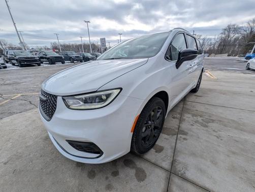 2026 Chrysler Pacifica Select AWD