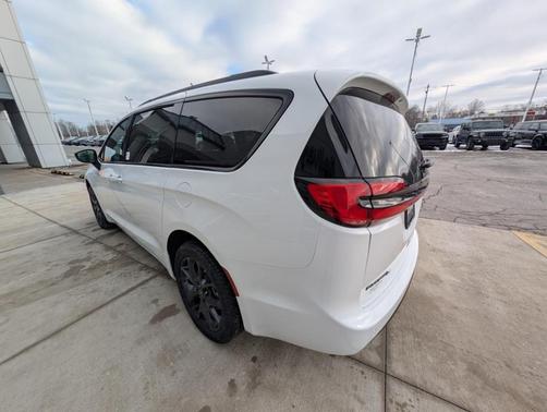 2026 Chrysler Pacifica Select AWD