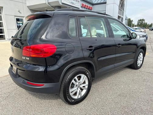 Deep Black Pearl Effect 2017 Volkswagen Tiguan 2.0T S