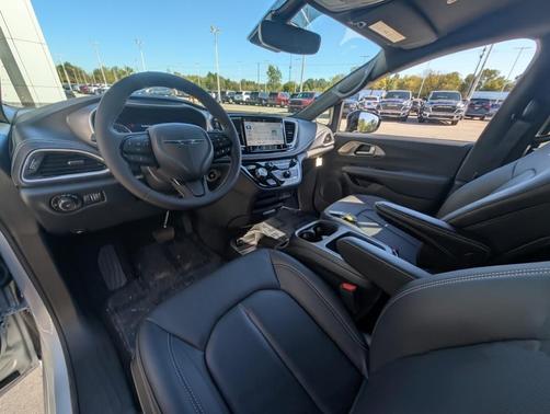 2026 Chrysler Pacifica Select AWD