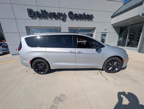 2026 Chrysler Pacifica Select AWD