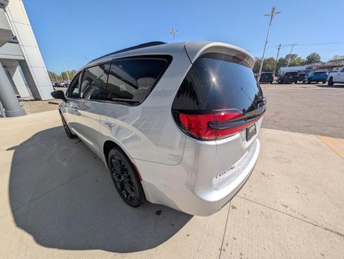 2026 Chrysler Pacifica Select AWD