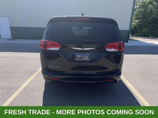 Brilliant Black Crystal Pearlcoat 2023 Chrysler Voyager LX