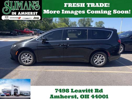 Brilliant Black Crystal Pearlcoat 2023 Chrysler Voyager LX