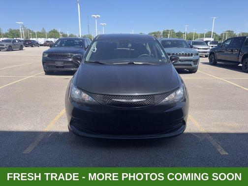 Brilliant Black Crystal Pearlcoat 2023 Chrysler Voyager LX