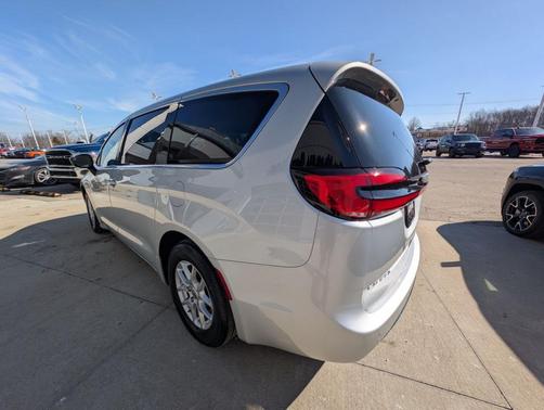 2024 Chrysler Pacifica Touring-L