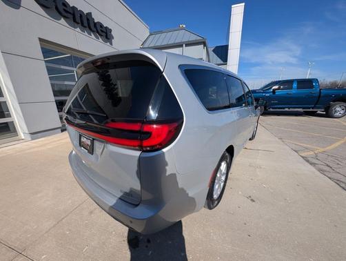 2024 Chrysler Pacifica Touring-L