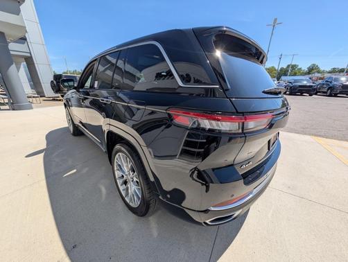 2022 Jeep Grand Cherokee Summit