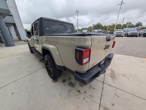 2022 Jeep Gladiator Sport