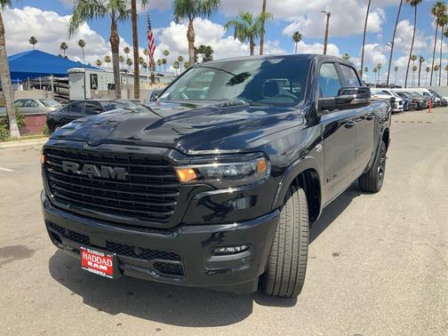 Diamond Black Crystal Pearlcoat 2026 RAM 1500 Laramie