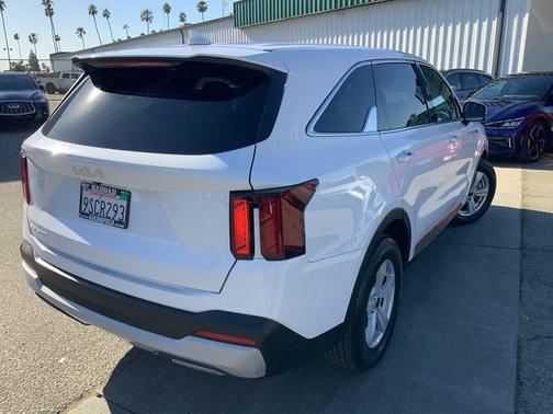 Glacial White Pearl 2025 Kia Sorento LX