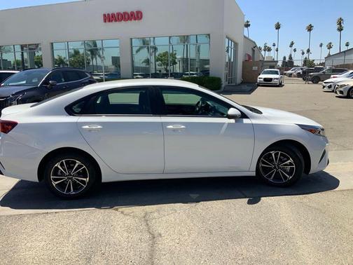 Snow White Pearl 2024 Kia Forte LXS