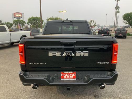 Diamond Black Crystal Pearlcoat 2026 RAM 1500 ST