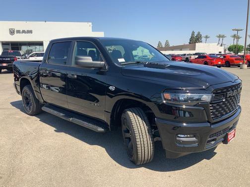 Diamond Black Crystal Pearlcoat 2026 RAM 1500 Express