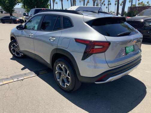 Sterling Gray Metallic 2025 Chevrolet Trax LT