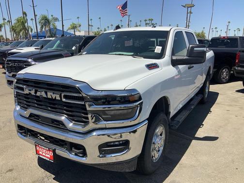 2025 RAM 2500 Tradesman Crew Cab 4x4 6'4' Box