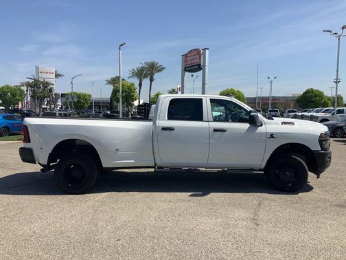 Bright White Clearcoat 2026 RAM 3500 Tradesman Crew Cab 4x4 8' Box