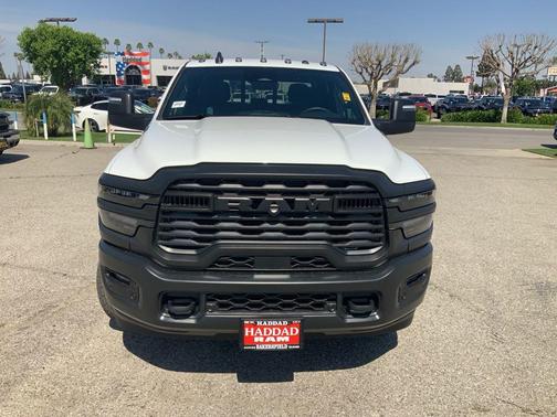 Bright White Clearcoat 2026 RAM 3500 Tradesman Crew Cab 4x4 8' Box