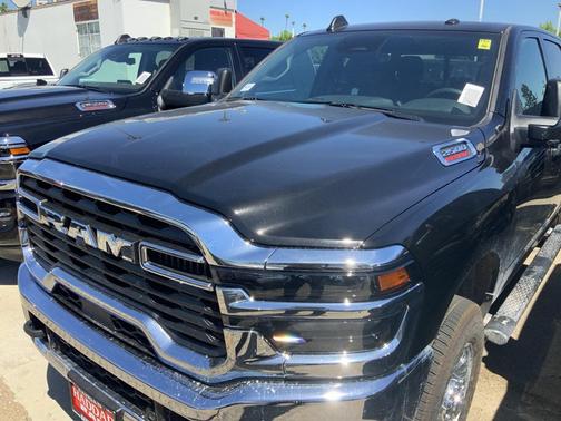 2025 RAM 2500 Tradesman Crew Cab 4x4 6'4' Box